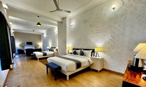 Family Suite with 2 Double Beds and Guest Space